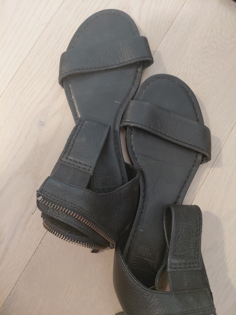 FRYE AND CO. Black Leather Strap Sandals